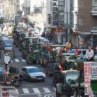 Centenares de tractores circulan por el centro de León.