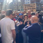 El subdelegado del Gobierno, Faustino Sánchez, escucha a los agricultores y ganaderos concentrados en la plaza de la Inmaculada.