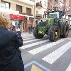 Manifestación de agricultores con sus tractores por el centro de León