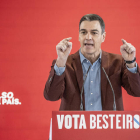 El secretario general del PSOE y presidente del Gobierno, Pedro Sánchez, da un discurso en Orense.