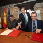 Firma del convenio entre el consejero de Agricultura y el presidente de la Comunidad de Regantes del Canal Bajo del Bierzo.