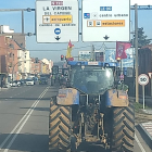Los tractores se acercan a la capital leonesa. La movilización atraviesa La Virgen del Camino