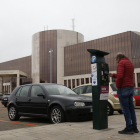 Un hombre efectúa un pago en una zona de estacionamiento regulado próxima al edificio de la Junta.