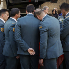 Con emoción contenida compañeros del guardia civil David Pérez Carracedo, autoridades y ciudadanos navarros se han congregado este domingo en la catedral de Pamplona para arropar en el funeral a la familia y allegados del agente.