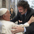 El papa Francisco saludando al presidente de Argentina, Javier Milei