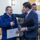 El consejero de Medio Ambiente, Vivienda y Ordenación del Territorio, Juan Carlos Suárez Quiñones,firma el protocolo de adhesión de varios ayuntamientos al programa 'Rehabitare.