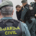 Agentes de la Guardia Civil trasladan a los juzgados de Barbate (Cádiz) a uno de los ocho detenidos por la muerte de dos guardias civiles a los que arrollaron con una narcolancha en la localidad gaditana de Barbate el pasado viernes, este lunes que han pasado a disposición judicial.