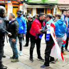 La Policía se vio obligada a intervenir para frenar los enfrentamientos entre las aficiones s más radicales en el último derbi en León, el 7 de abril de 2019.
