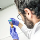 Un científico examina un extracto de marihuana en un invernadero de la compañía BOL Pharma en Lod, Israel, el 23 de enero de 2018.