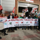 Protesta a las puertas de la Dirección Provincial de Educación.