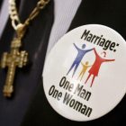 Un hombre lleva una pegatina que muestra su apoyo a la enmienda contra el matrimonio gay, en Washington.