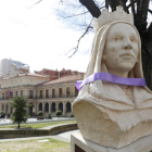 Estatua de la reina doña Urraca en la plaza de San Marcelo en León