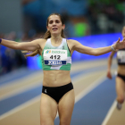 Marta Garcia celebra su triunfo, con título incluido de campeona, en la final de los 3.000 metros del Nacional en pista cubierta.
