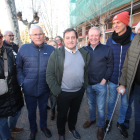 El alcalde de Toral de los Vados, Pedro Fernández, (en el centro) arropado por un grupo de vecinos en los juzgados de Ponferrada.