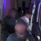 Agentes de la Guardia Civil trasladan a los seis detenidos por la muerte de los dos guardias civiles a los que embistieron con una narcolancha