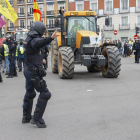 Miembros de la policía durante la protesta de agricultores llegados desde distintos puntos con sus tractores este miércoles en el centro de Madrid, en una marcha que concluye frente al Ministerio de Agricultura, Pesca y Alimentación.