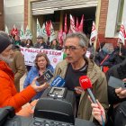 Protesta frente a la Dirección Provincial de Educación con el apoyo del 'cobrador del moroso'