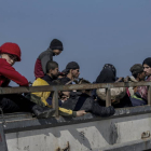 Niños palestinos en un camión hacia el sur de Gaza