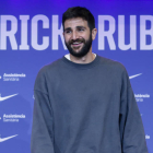 El base internacional español Ricky Rubio posa para los fotógrafos durante su presentación como nuevo jugador del Barça