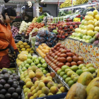 Fotografía de un puesto de venta de frutas y verduras.