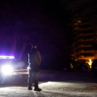 La Guardia Civil investiga el hallazgo esta noche de los cadáveres de tres hombres de nacionalidad colombiana que presentaban impactos de bala junto a un coche en Gola de Pujol, una zona cercana a El Saler, en Valencia. EFE/Kai Forsterling