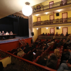 Participantes en la jornada 'Bierzo fuera de serie' en el Teatro Villafraquino de Villafranca del Bierzo.