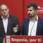 El secretario general del PSOECyL, Luis Tudanca (d), y el secretario provincial del PSOE, José Luis Aceves (i), ofrecen una rueda de prensa, este viernes, en la sede del partido en Segovia. EFE/ Pablo Martín