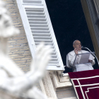 El Papa Francisco en la ventana del Palacio Apostólico que domina la Plaza de San Pedro en la Ciudad del Vaticano.