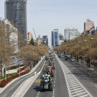 Varios tractores a su paso por el Paseo de la Castellana este domingo en Madrid.