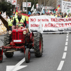 Agricultores y ganaderos protestan ante el Ministerio de Agricultura en Madrid este domingo.