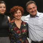 La cineasta Icíar Bollaín (c) acompañada por los actores Urko Olazabal y Mireia Oriol antes de la rueda de prensa para hablar sobre su última película "Soy Nevenka".