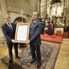 El presidente de la Cámara de Comercio, Javier Vega, entrega la distinción al abad del Perdón, José María Urdiales.