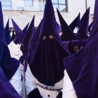 Hermanada con la de Jesús Nazareno de La Bañeza, la Real cofradía de Jesús Divino Obrero de León acudió este sábado a su cita con los años pares para la procesión que parte desde El Ejido, que pisa el entorno del casco histórico y que se guarda en recogimiento para el fin de semana estrella de su programación, que es el segundo de la Semana Santa.