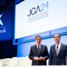 El presidente de CaixaBank, José Ignacio Goirigolzarri, y el consejero delegado, Gonzalo Gortázar, en la Junta General Ordinaria de Accionistas.