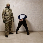Captura de pantalla de un vídeo distribuido por el Servicio de Prensa del Comité de Investigación Ruso que muestra a los sospechosos detenidos.
