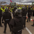 En la imagen se aprecian algunos de los tractores que participaron en la manifestación de Villadangos del 14 de marzo
