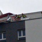Bomberos de León, en la cubierta de un edificio en la glorieta de Carlos Pinilla.