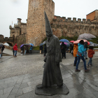 Turistas en el Castillo de Ponferrada esta Semana Santa.
