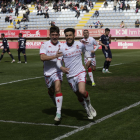 Aarón Rey felicita a Martín Solar al transformar en sendos goles los dos penaltis lanzados.