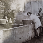 Imagen antigua de mujeres lavando en el lavadero comunitario de Quilós.