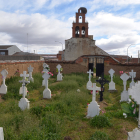 Imagen actual del viejo cementerio de Regueras de Abajo que pronto será demolido, con la iglesia de la localidad al fondo.