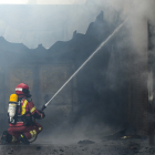 El incendio ha sido en una nave del polígono industrial Los Avezales de la localidad de Otero de las Dueñas.