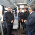 Morala, Alonso y Carlos Fernández, en la presentación de los dos nuevos autobuses.