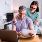 Pareja festeja el haber alcanzado su libertada financiera.