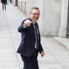 El secretario general del PP de Madrid, Alfonso Serrano, saluda s a su llegada este sábado a la iglesia de San Francisco de Borja de Madrid para asistir al enlace matrimonial del alcalde de la capital, José Luis Martínez-Almeida, con Teresa Urquijo.