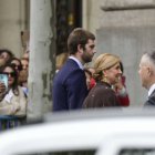 La infanta Cristina de Borbón, acompañada por su hijo mayor Juan Valentín Urdangarín (c-i), a su llegada este sábado a la iglesia de San Francisco de Borja de Madrid para asistir al matrimonio del alcalde de Madrid, José Luis Martínez-Almeida, y Teresa Urquijo.