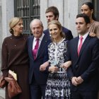 El rey emérito Juan Carlos I acompañado por sus hijas, las infantas Cristina (i) y Elena (2d) de Borbón, y sus nietos Felipe Juan Froilán de Marichalar (d), Victoria Federica de Marichalar (d, arriba) y Juan Valentín Urdangarín (c, detrás) posan a su salida de la boda del alcalde de Madrid, José Luis Martínez-Almeia, y Teresa Urquijo este sábado en la iglesia de San Francisco de Borja de Madrid.