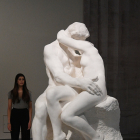 Vista de la escultura "El beso" del escultor francés Auguste Rodin.