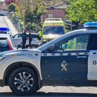 Agentes de la Guardia Civil controlan este sábado la entrada la urbanización Medina Azahara en la localidad de Chiloeches en Guadalajara.