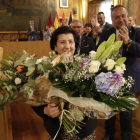 Cirenia recibió un ramo de flores durante su despedida de la Diputación de León.